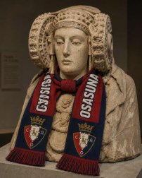 La Dama de Elche con la bufanda de Osasuna