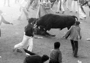El principal motivo por el que una carrera suele superar el tiempo establecido es que uno de los toros se queda rezagado respecto a la manada y, por ello, se desorienta y no sabe hacia dónde dirigirse, lo que también provoca situaciones peligrosas para los corredores.