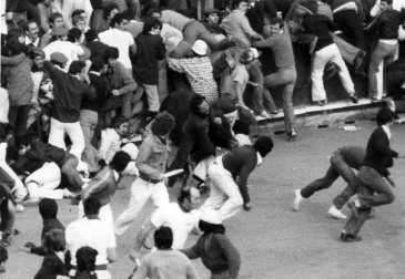 Desde el comienzo de las fiestas de la capital navarra hasta la actualidad se han tenido que lamentar  un total de 16 muertes de corredores en el encierro, situándose la primera de ellas en la carrera del 7 de julio de 1910.