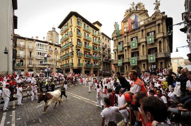 Las mejores fotos del primer encierro de San Fermín 2011 de la plaza del Ayuntamiento.