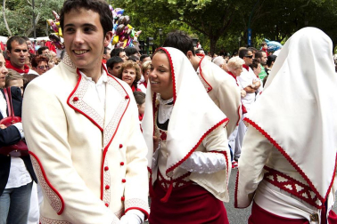 La procesión en honor a San Fermín por las calles de Pamplona.