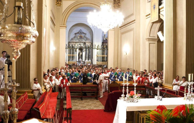 La procesión en honor a San Fermín por las calles de Pamplona.