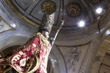 La procesión en honor a San Fermín por las calles de Pamplona.