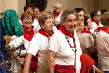 La procesión en honor a San Fermín por las calles de Pamplona.