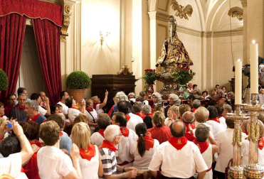 La procesión en honor a San Fermín por las calles de Pamplona.