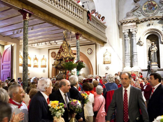 La procesión en honor a San Fermín por las calles de Pamplona.