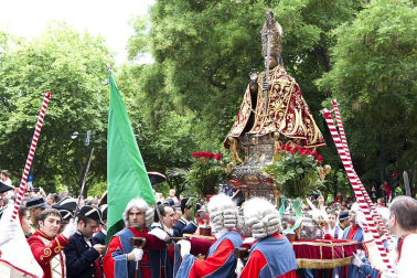 La procesión en honor a San Fermín por las calles de Pamplona.