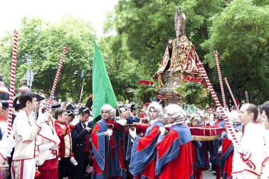La procesión en honor a San Fermín por las calles de Pamplona.
