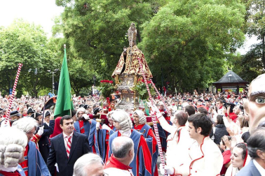 La procesión en honor a San Fermín por las calles de Pamplona.