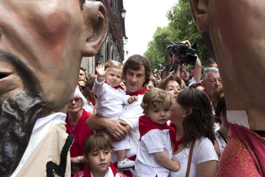 La procesión en honor a San Fermín por las calles de Pamplona.