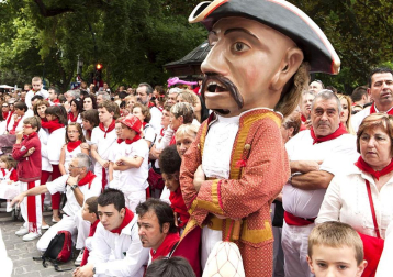 La procesión en honor a San Fermín por las calles de Pamplona.