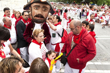 La procesión en honor a San Fermín por las calles de Pamplona.