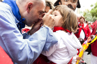 La procesión en honor a San Fermín por las calles de Pamplona.