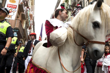 La procesión en honor a San Fermín por las calles de Pamplona.