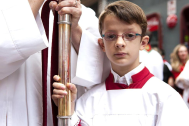 La procesión en honor a San Fermín por las calles de Pamplona.