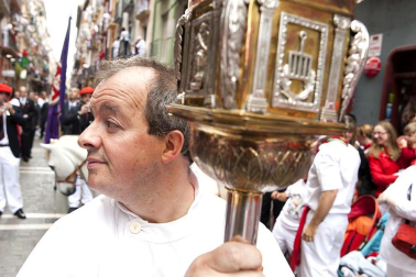 La procesión en honor a San Fermín por las calles de Pamplona.