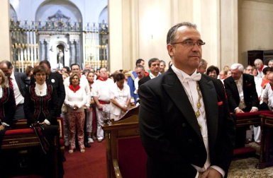 La procesión en honor a San Fermín por las calles de Pamplona.