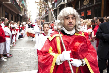 La procesión en honor a San Fermín por las calles de Pamplona.