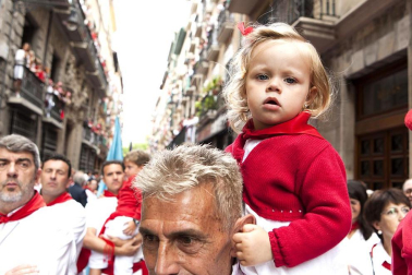 La procesión en honor a San Fermín por las calles de Pamplona.
