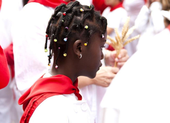 La procesión en honor a San Fermín por las calles de Pamplona.