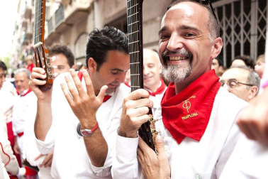 La procesión en honor a San Fermín por las calles de Pamplona.