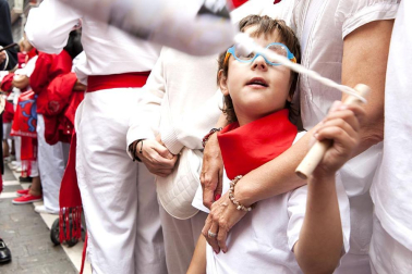 La procesión en honor a San Fermín por las calles de Pamplona.