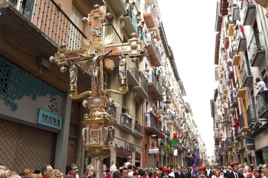 La procesión en honor a San Fermín por las calles de Pamplona.
