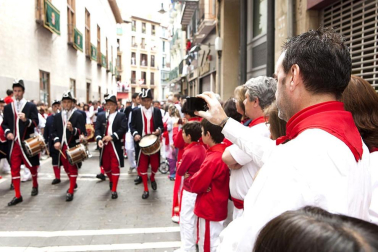La procesión en honor a San Fermín por las calles de Pamplona.