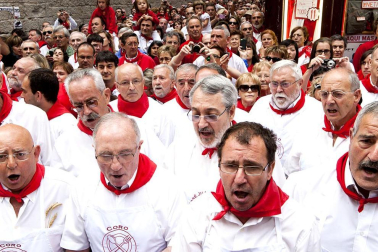 La procesión en honor a San Fermín por las calles de Pamplona.