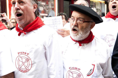 La procesión en honor a San Fermín por las calles de Pamplona.