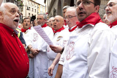 La procesión en honor a San Fermín por las calles de Pamplona.