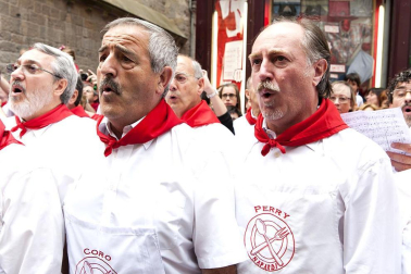 La procesión en honor a San Fermín por las calles de Pamplona.