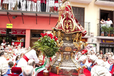 La procesión en honor a San Fermín por las calles de Pamplona.