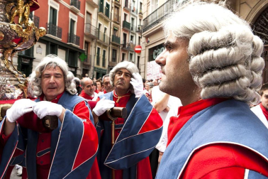 La procesión en honor a San Fermín por las calles de Pamplona.