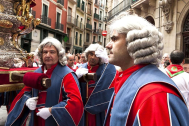 La procesión en honor a San Fermín por las calles de Pamplona.