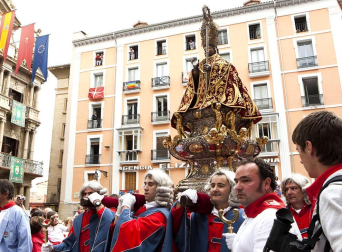 La procesión en honor a San Fermín por las calles de Pamplona.
