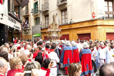 La procesión en honor a San Fermín por las calles de Pamplona.
