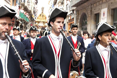 La procesión en honor a San Fermín por las calles de Pamplona.