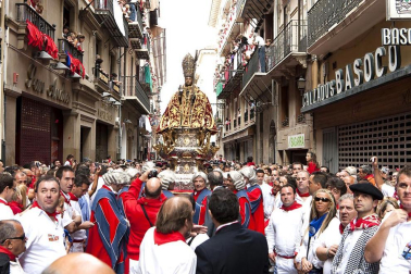 La procesión en honor a San Fermín por las calles de Pamplona.