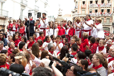 La procesión en honor a San Fermín por las calles de Pamplona.