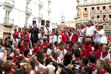 La procesión en honor a San Fermín por las calles de Pamplona.