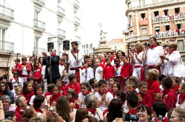 La procesión en honor a San Fermín por las calles de Pamplona.