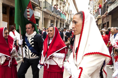 La procesión en honor a San Fermín por las calles de Pamplona.