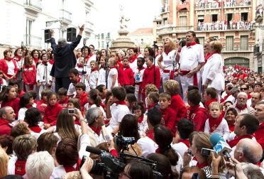 La procesión en honor a San Fermín por las calles de Pamplona.