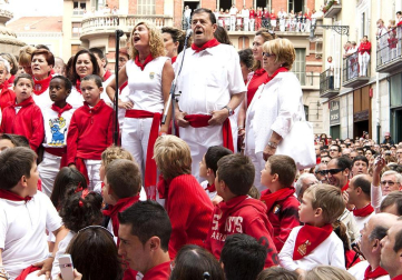 La procesión en honor a San Fermín por las calles de Pamplona.