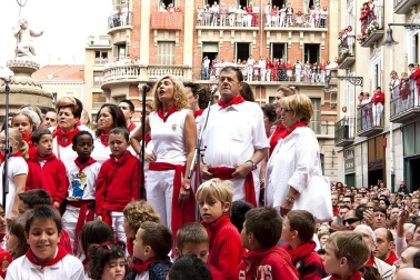 La procesión en honor a San Fermín por las calles de Pamplona.