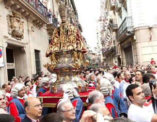 La procesión en honor a San Fermín por las calles de Pamplona.