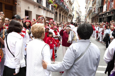 La procesión en honor a San Fermín por las calles de Pamplona.