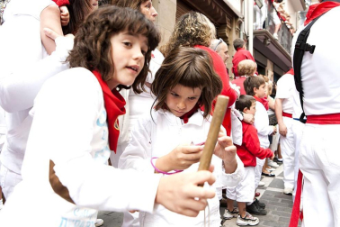La procesión en honor a San Fermín por las calles de Pamplona.