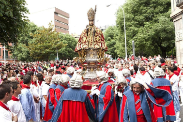 La procesión en honor a San Fermín por las calles de Pamplona.